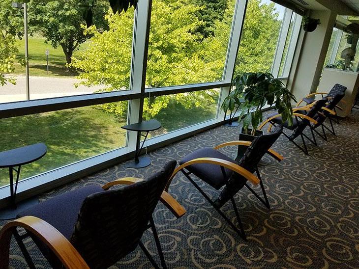 图书馆学生空间——学习椅向外看
