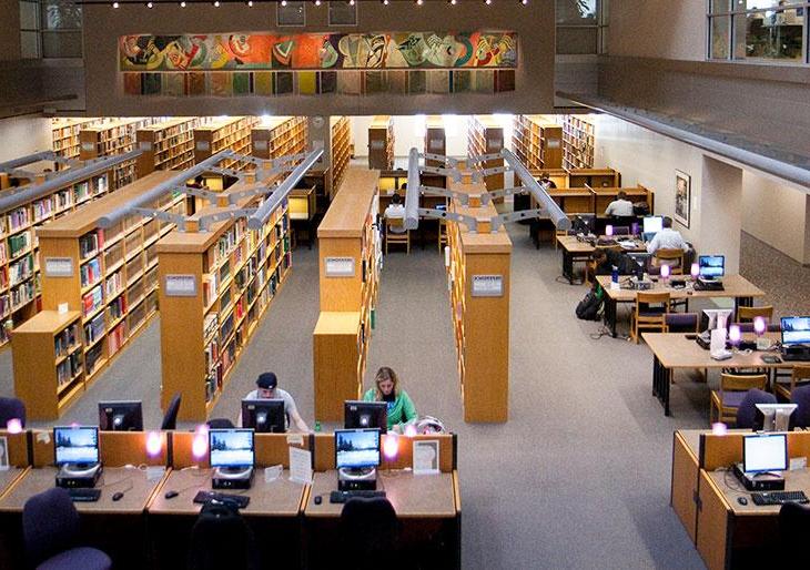 图书馆学生空间-学习桌和图书馆的侧面视图