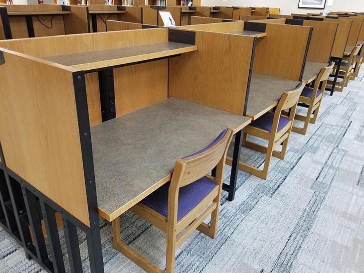 图书馆学生空间-单独的学生书桌
